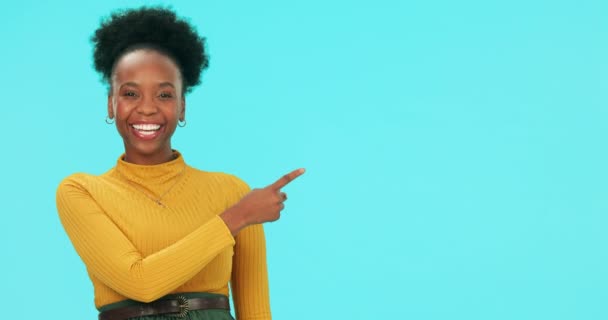 黑人女人 脸上带着笑脸 在被蓝色背景隔离的工作室里笑着 用于广告 营销和商业促销的人物形象 复制空间和手势 — 图库视频影像
