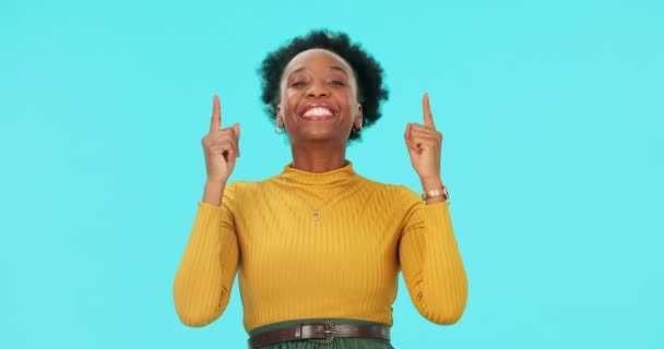 幸せな黒人女性 そして青い背景のモックアップスペースに隔離されたスタジオでポイントアップ ブランドのための広告 マーケティングまたは商業昇進のための手の肖像画 面白いおよびアフリカの人 — ストック動画