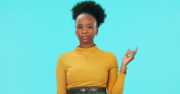 Zwarte Vrouw Denken Keuze Handen Studio Met Menu Beslissing Idee — Stockvideo
