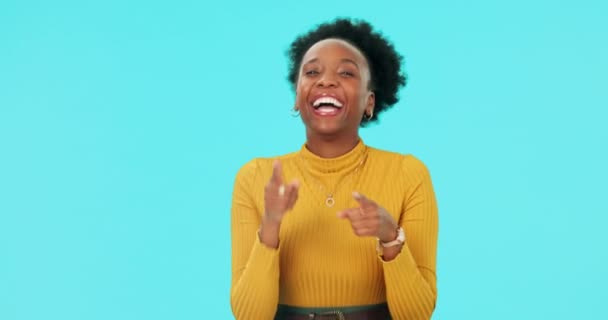 Cara Mulher Negra Apontando Para Você Piscar Olhos Animado Estúdio — Vídeo de Stock