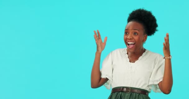 Surprise Wow Happy Black Woman Blue Background Good News Promotion — Stock Video