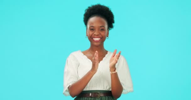 Gezicht Vrouw Applaus Studio Voor Succes Vuistviering Gejuich Blauwe Achtergrond — Stockvideo