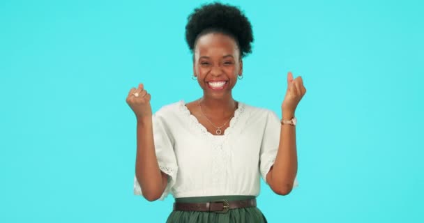 거래를 축하하기 스튜디오에서 주먹으로 여자와 파란색 배경에 초상화 행복한 아프리카 — 비디오