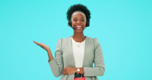 顧客サービスビジネス テレマーケティング情報 テレコムまたはCrmでヤシの手のジェスチャーとクロスまたは黒の女性 モックアップスタジオスペース ヘルプデスクの肖像画や幸せなアフリカ人ブルーの背景 — ストック動画