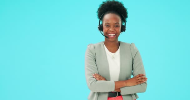 客户服务 武器交叉或快乐的黑人妇女 商业顾问或Crm保险经纪人为工作室贷款咨询 与我们联系 电信肖像或蓝色背景的自信的非洲人 — 图库视频影像