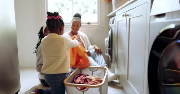 Tvätt Tvättmaskin Och Mamma Hemmet Med Sina Barn För Vårstädning — Stockvideo