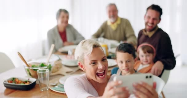 Selfie Aile Gülümsemesi Çocuklarla Akşam Yemeği Ebeveynler Büyük Ebeveynler Birlikte — Stok video