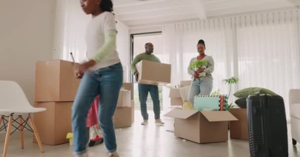Pai Mãe Filhos Casa Nova Com Caixas Como Uma Família — Vídeo de Stock