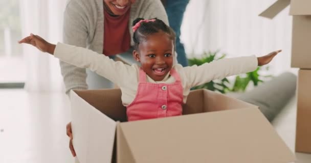 お母さん そして新しい家でボックスを押し ボンド 幸せのためのスピードでゲームやレースをする 興奮するか アフリカの子供 ボール紙の車で 家族の家の床で手を助け — ストック動画