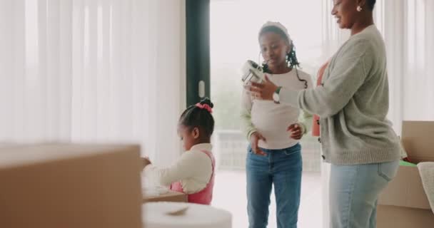 Nowy Dom Matka Lub Dzieci Pakujące Pudełka Jako Czarna Rodzina — Wideo stockowe