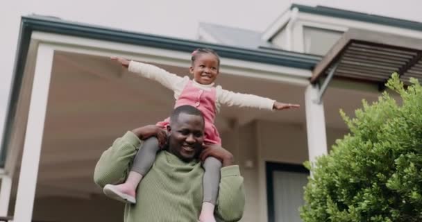 Baba Uçak Çocuk Siyah Bir Aile Olarak Yeni Bir Evde — Stok video