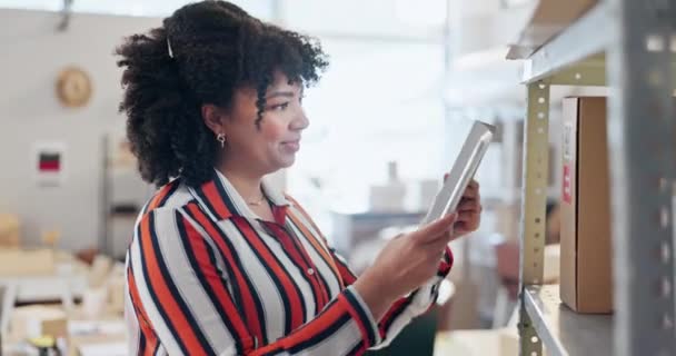 Женщина Планшет Сканирующий Код Упаковки Улыбки Доставки Электронной Коммерции Бизнеса — стоковое видео