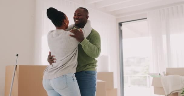Fekete Pár Beköltöznek Táncolnak Hogy Otthon Ünnepeljenek Egy Szobában Újrakezdéshez — Stock videók