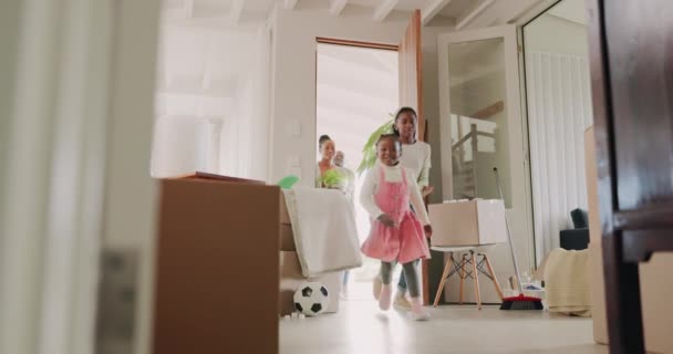 Gyerekek Beköltöznek Családi Házba Rohangálnak Dobozokkal Növényekkel Bejárati Ajtónál Ház — Stock videók