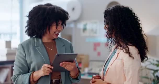 Mulheres Tablet Top Cinco Sucesso Dos Negócios Ganhar Colaboração Escritório — Vídeo de Stock