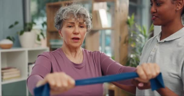 Mujer Mayor Fisioterapia Banda Resistencia Musculatura Entrenamiento Fuerza Para Salud — Vídeos de Stock