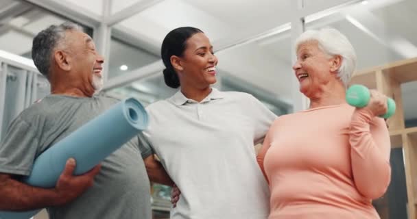 Senior Fitness Och Sjukgymnastik Äldre Människor Kramas Sjukgymnast För Träning — Stockvideo