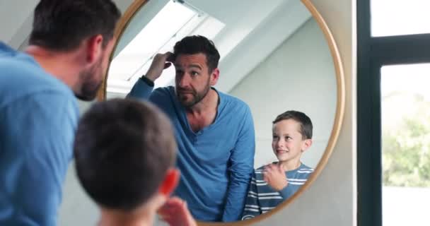 Capelli Specchio Bagno Padre Bambino Casa Acconciatura Imitazione Cura Uomo — Video Stock