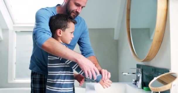 Handen Wassen Badkamer Een Vader Kind Thuis Onderwijzen Leren Goede — Stockvideo