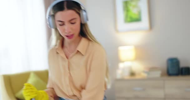 Kobieta Słuchawki Muzyka Podczas Sprzątania Śpiew Radia Sprzątania Mopem Lub — Wideo stockowe