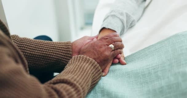 Cuplu Ținând Mâinile Susținând Pacienții Cancer Bolnavi Sau Boli Patul — Videoclip de stoc