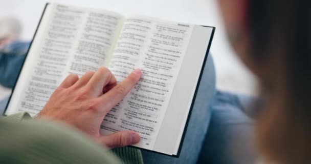 Bible Ruka Nebo Pár Čtení Knihy Modlitbě Podpora Nebo Naděje — Stock video