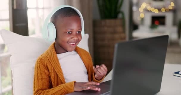 Sluchátka Technologie Chlapeček Počítají Úkoly Úkoly Nebo Úkoly Elearning Notebook — Stock video