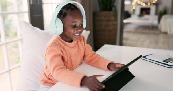 ヘッドフォン タブレット 子供たちがインターネットで音楽 プレイリスト アルバムに踊ります ハッピー デジタルテクノロジー 若いアフリカの子供たちが歌やラジオを聴き 家に引っ越す — ストック動画