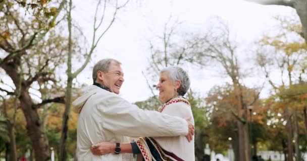 Oud Echtpaar Dansen Het Park Liefde Met Huwelijk Geluk Toewijding — Stockvideo