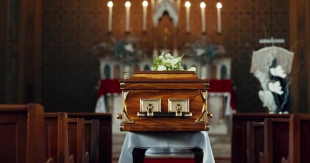 教堂和葬礼的特写 追悼会和庆祝生命 崇拜和信仰的活动 丧葬和死亡纪念 哀悼和同情告别 布道和宗教 — 图库视频影像