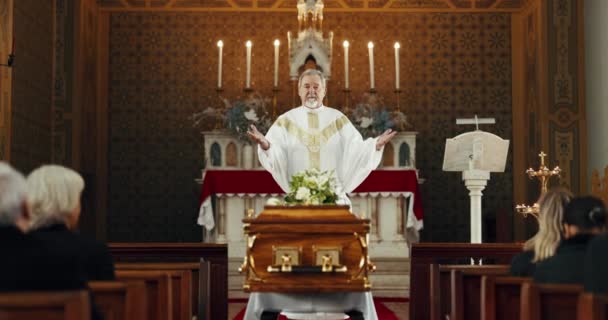 Coffin Εκκλησία Και Ιερέας Κηδεία Ευλογία Οικογένεια Για Γιορτάσουν Ζωή — Αρχείο Βίντεο