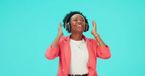 Música Danza Mujer Negra Con Auriculares Para Escuchar Estudio Aislado — Vídeo de stock