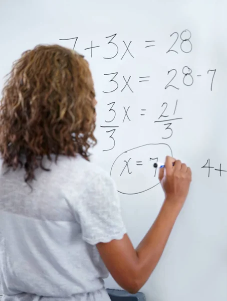 Kobieta Nauczyciel Pisanie Tablicy Matematyki Liczb Lub Równań Klasie Widok — Zdjęcie stockowe