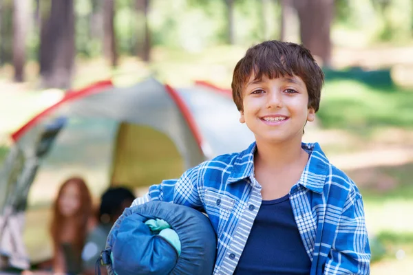 Saco Dormir Camping Retrato Criança Feliz Floresta Para Aventura Férias — Fotografia de Stock