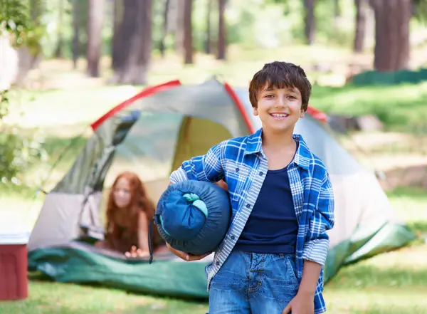 Saco Dormir Camping Retrato Criança Feliz Parque Para Aventura Férias — Fotografia de Stock