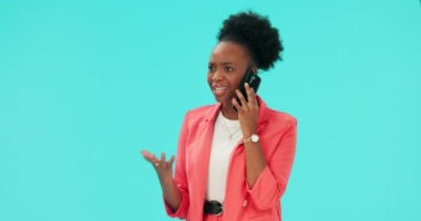 Telefon görüşmesi, tartışma ve kızgın, üzgün ya da ciddi bir ifadeyle bir stüdyoda genç bir iş kadını. Teknoloji, üzgün ve profesyonel Afrikalı kadın kişi mavi arka planda mobil konuşmada.
