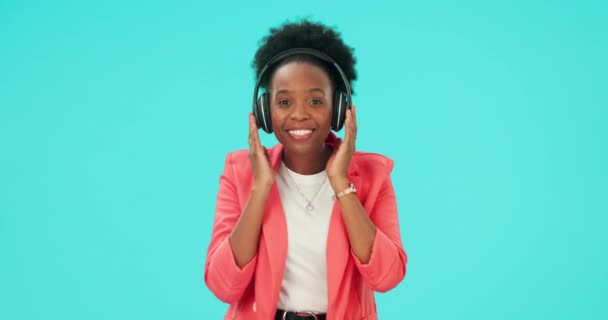 Müzik Dans Söz Konusu Kulaklıklı Siyahi Kadın Stüdyoda Mavi Arka — Stok video