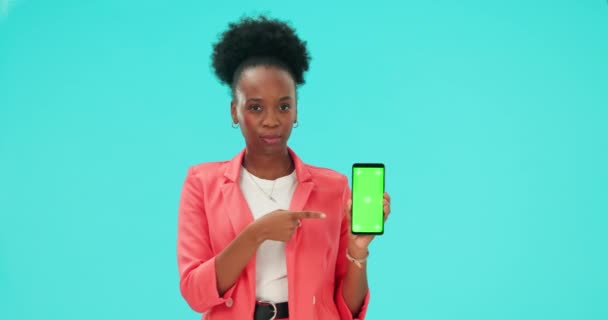 Пальцы Вниз Телефон Черная Женщина Зеленом Экране Студии Изолированы Синем — стоковое видео