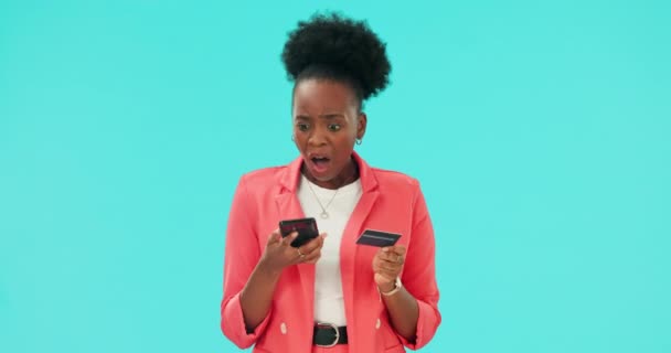 因电子商务 金融技术或网上支付失败而出错 出错或出现问题的妇女 电话惊喜和信用卡 压力和沮丧的非洲人在手机上借蓝色工作室背景的钱 — 图库视频影像