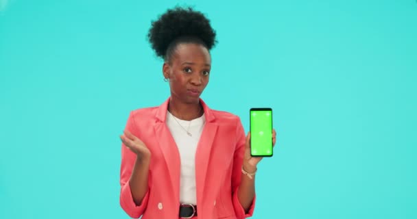 Confused Face Phone Black Woman Green Screen Studio Isolated Blue — Stock Video