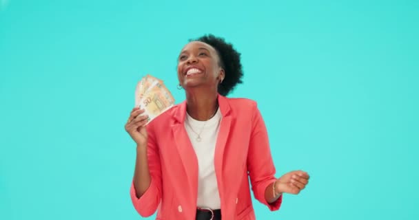 Geschäftsfrau Gewinnerin Und Geld Fan Bargeld Oder Lotterieerfolg Auf Blauem — Stockvideo
