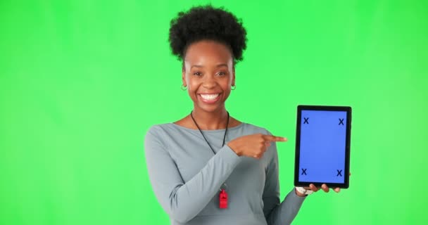 Tablet Tela Verde Rosto Mulher Com Mão Apontando Estúdio Para — Vídeo de Stock