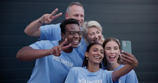 Selfie Friedenszeichen Und Freiwilligengruppe Glückliche Menschen Oder Gemeinnützige Gesellschaft Posieren — Stockvideo