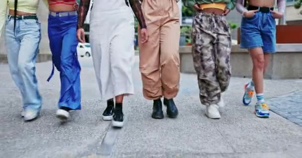 Picioarele Oamenii Merg Jos Îmbrăcămintea Stradală Moda Prietenii Aer Liber — Videoclip de stoc