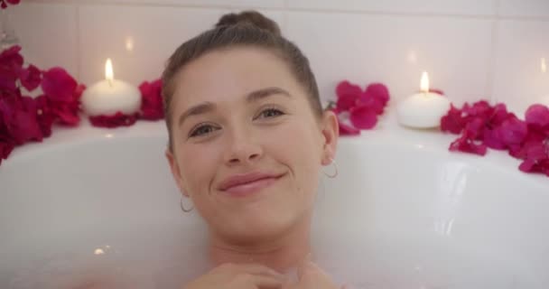 Portré Fürdőkád Éjjel Mosoly Rózsaszirmok Gyertyákkal Higiénia Szépség Testápolás Boldog — Stock videók