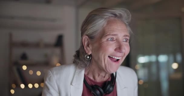Nat Vinde Senior Business Kvinde Med Forfremmelse Præstation Nyheder Mail – Stock-video