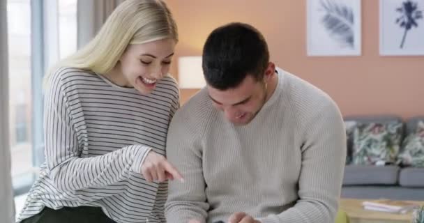 Mutlu Çift Gülmek Telefon Şakası Mim Sosyal Medya Evde Internet — Stok video
