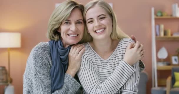 Lycklig Mor Dotter Och Kram För Familj Gemenskap Eller Kärlek — Stockvideo