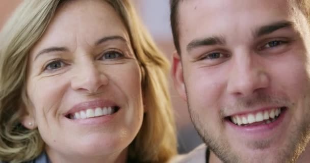 Boldog Anya Fia Közelkép Arc Családban Kötődés Vagy Szeretet Ellátás — Stock videók