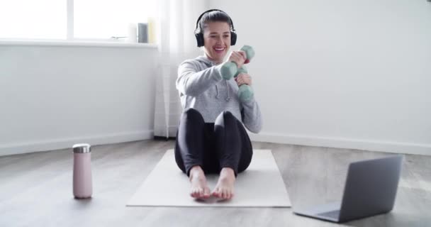 Kobieta Hantel Fitness Laptopem Słuchawkami Energii Ćwiczeń Klasy Online Zdrowe — Wideo stockowe